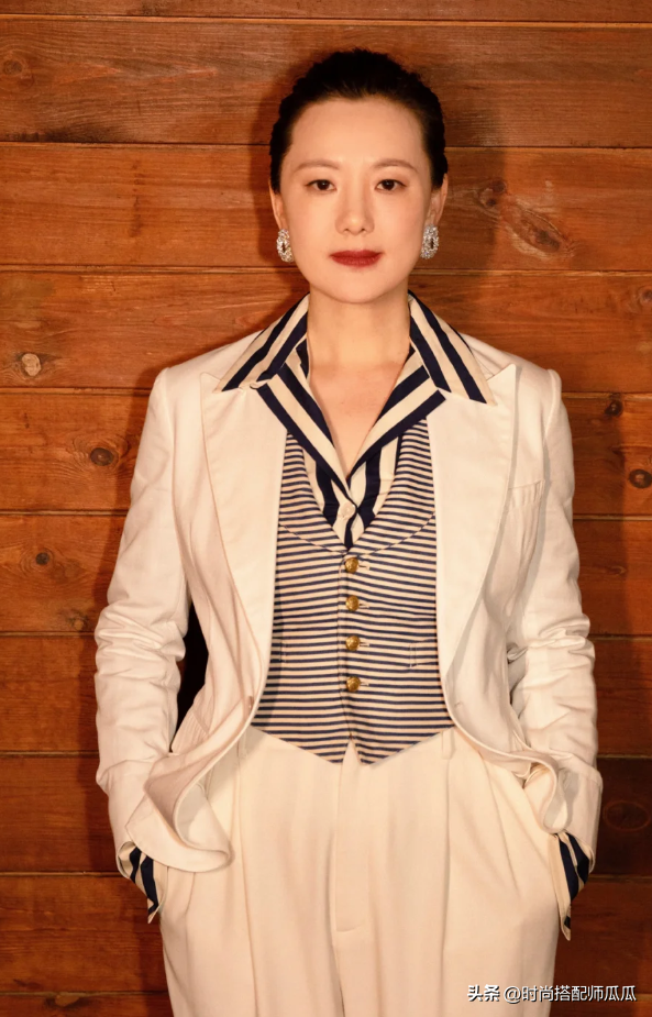 看了52岁咏梅，我才明白什么叫美得真实不做作！堪称中年女人典范