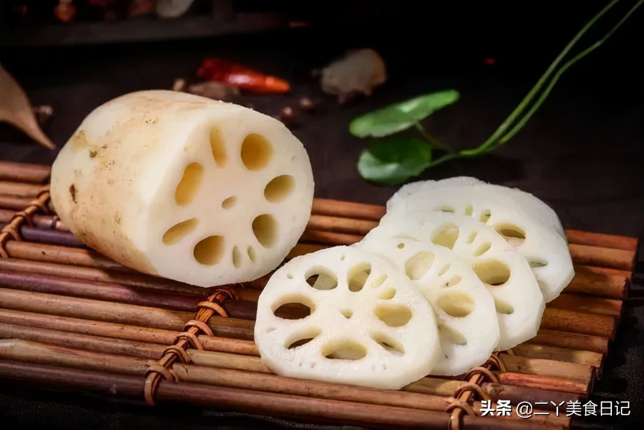 莲藕焯水只加清水，难怪发黑不爽脆，多加1味料，莲藕清脆又爽口