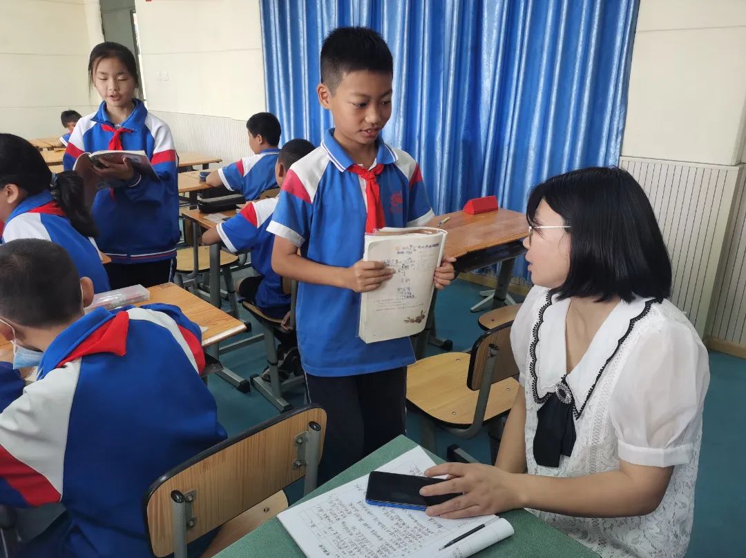 齐心教研 匠心筑梦——黄龙溪学校五六年级语文教研组六月活动掠影