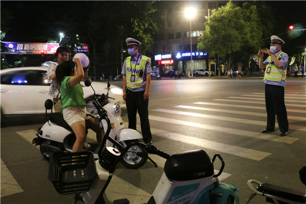 侯马市交警开展夏季夜查行动，严查酒驾超载不戴头盔