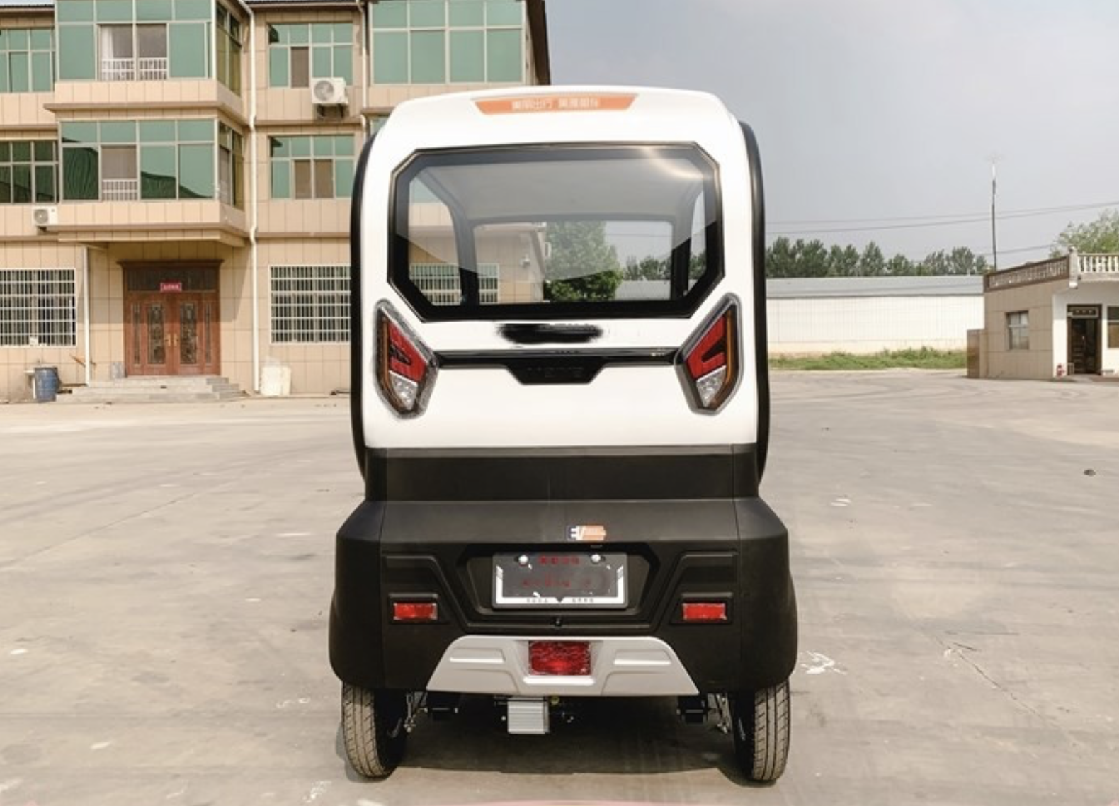 2款半棚电动三轮车来了,续航达180里,能坐3人,遮风挡雨还防晒