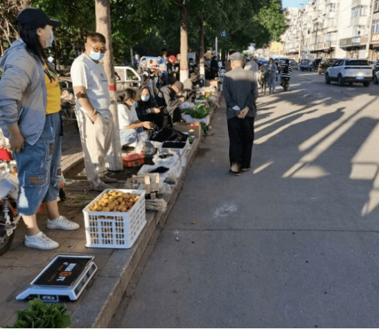 为什么国家允许摆地摊，城管却不让？背后有何原因