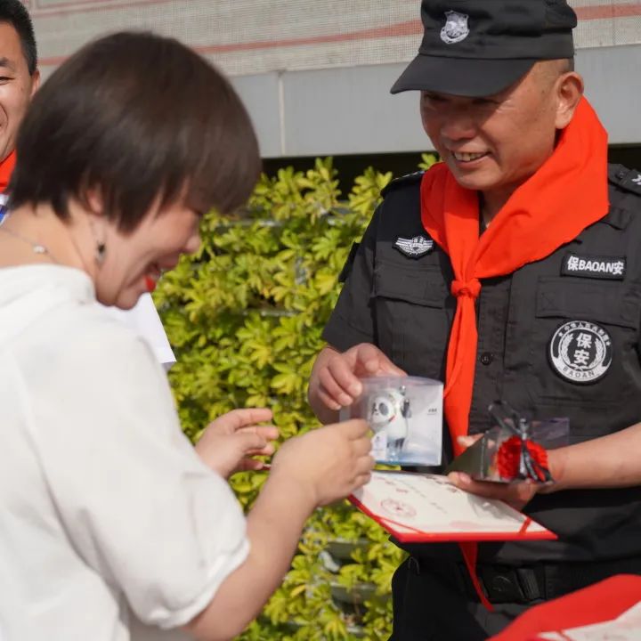 成都高新区中和小学开展“五一致敬最美劳动者”主题活动