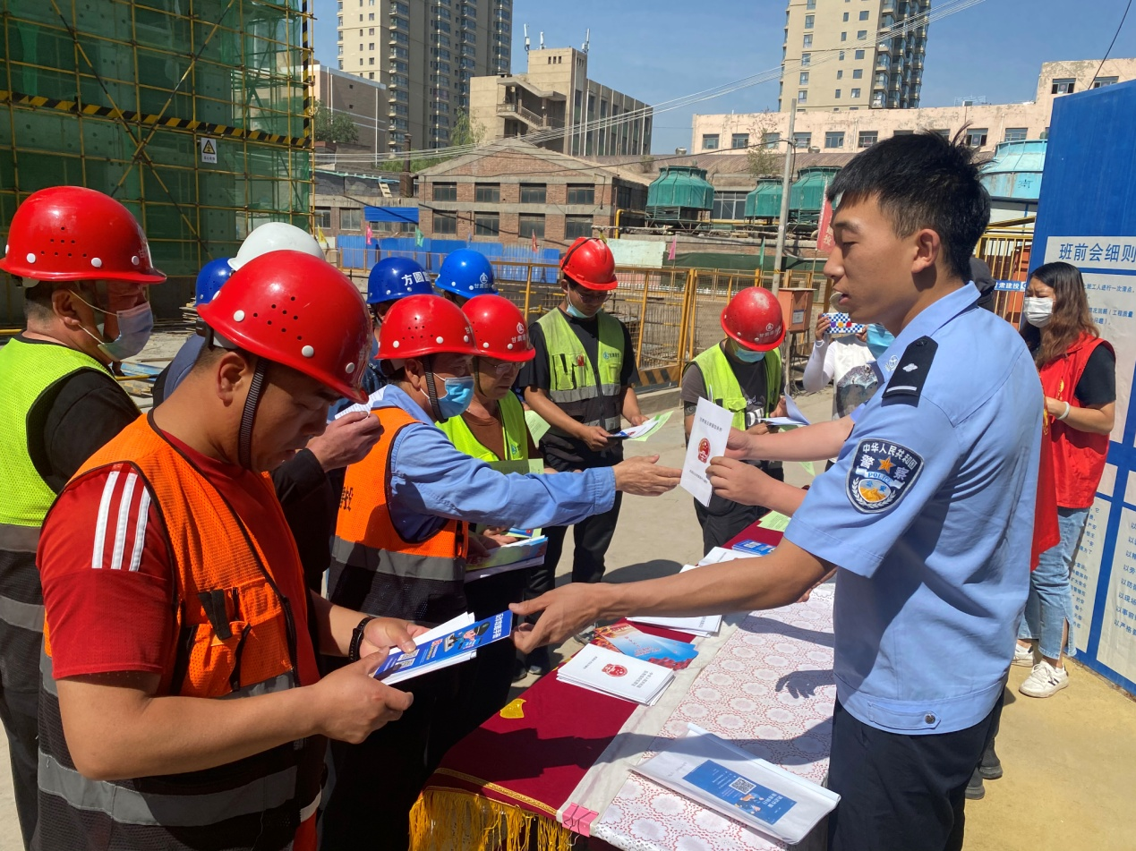 西固区临洮街街道开展“禁毒+防诈”宣传进工地活动
