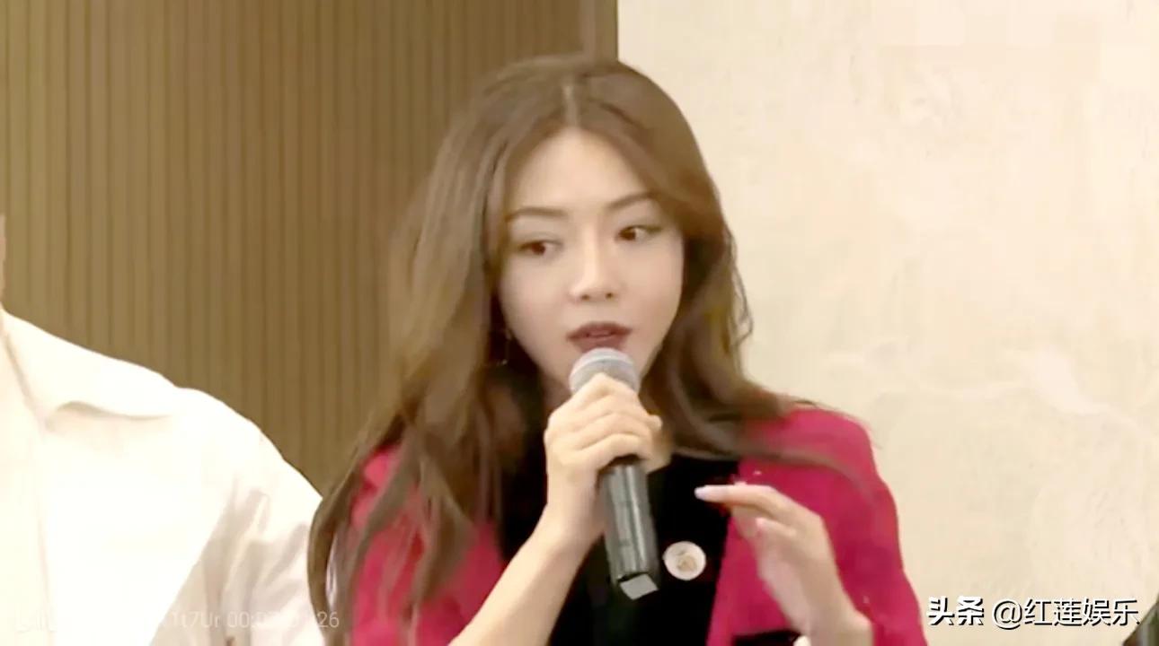 王学圻演皇帝，剧里所有人跪他，戏外他用这样的方式回报他们