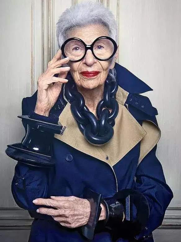 这是我见过最时髦的奶奶：百岁高龄成时尚典范，拒绝极简偏要精彩