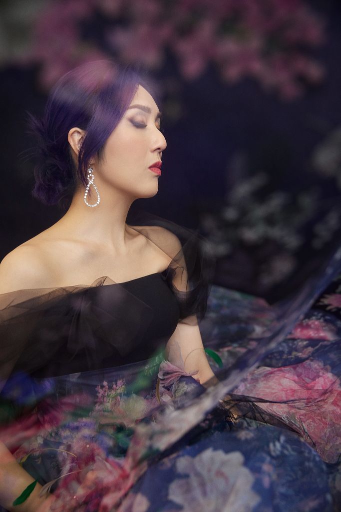 杨千嬅气质超有韵味,一袭华丽花裙尽显灵动风气,紫调发色超亮眼