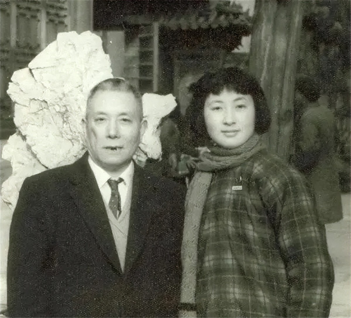 女儿刚刚夭折，丈夫就迷上貌美校花，妻子成全，他却牵挂妻子一生