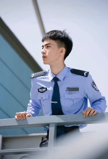 公安大学校草走红，撞脸“王一博”，网友：拼搏百天我要上公大