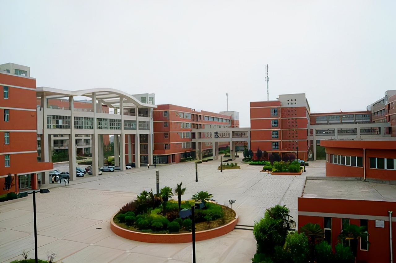 有所性价比高的医学院，毕业不愁找不到工作，高考中等生的福利