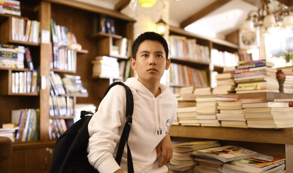 易烊千玺考编上热搜，月入千万的明星为何要抢月薪几千的工作？