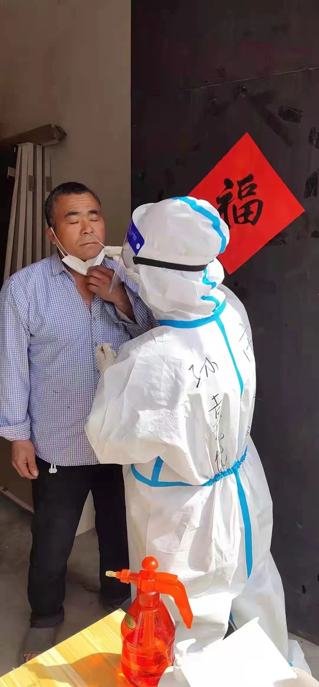 进入封控区，她们由护士变身“战士”