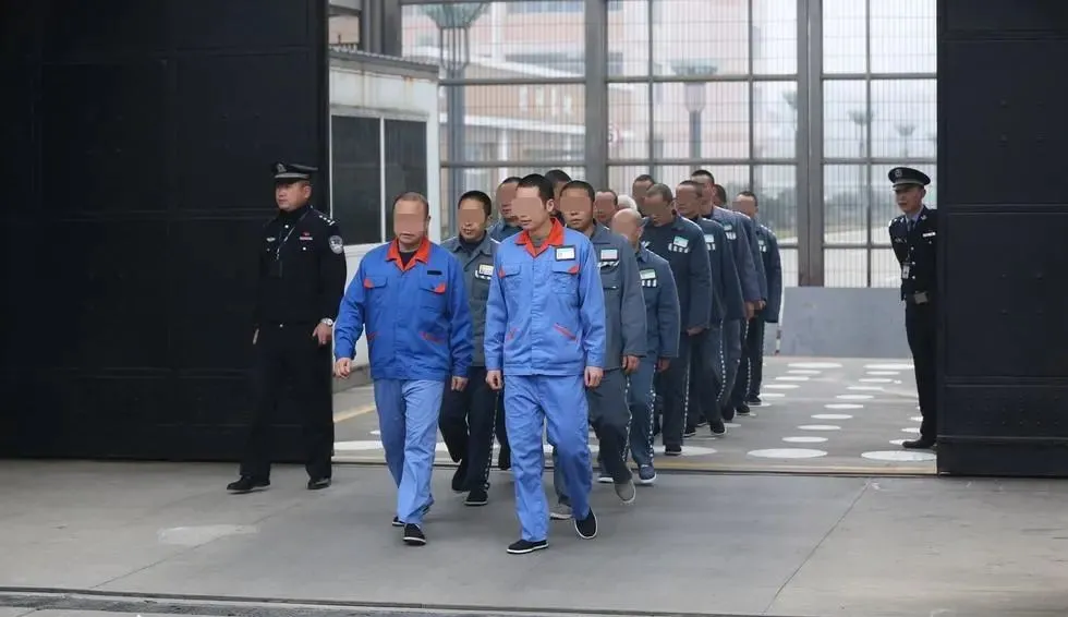 冬天来了,监狱又到了"离监探亲"的季节