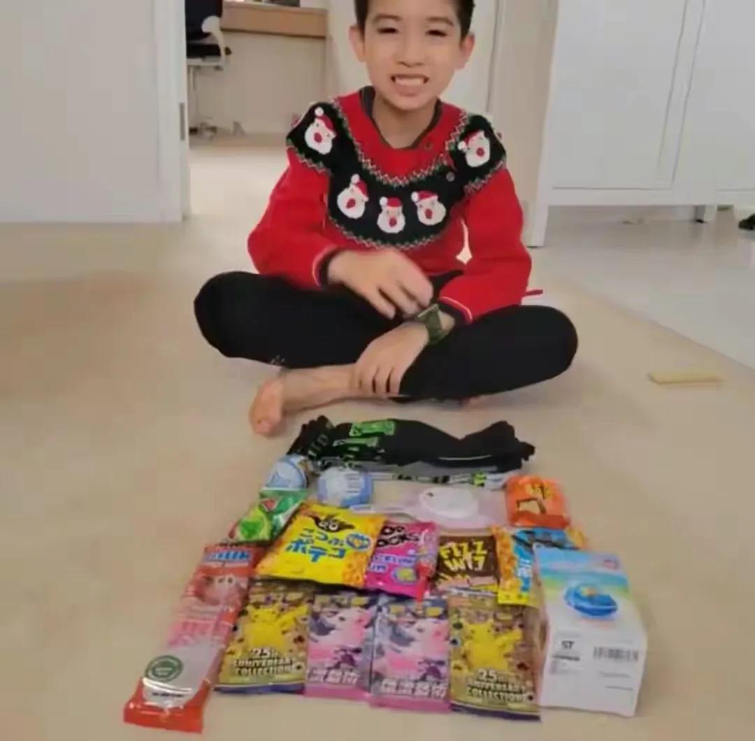 陈茵媺独自带三孩去乐园，老公陈豪太忙，能陪一天就是最好的礼物