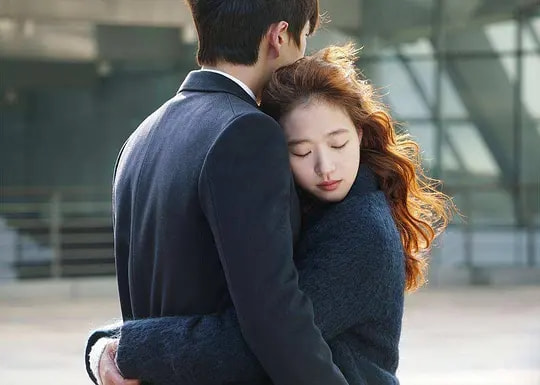 她的中文水平达10级，凭借“尺度片”得到认可，不惜为戏增重8斤