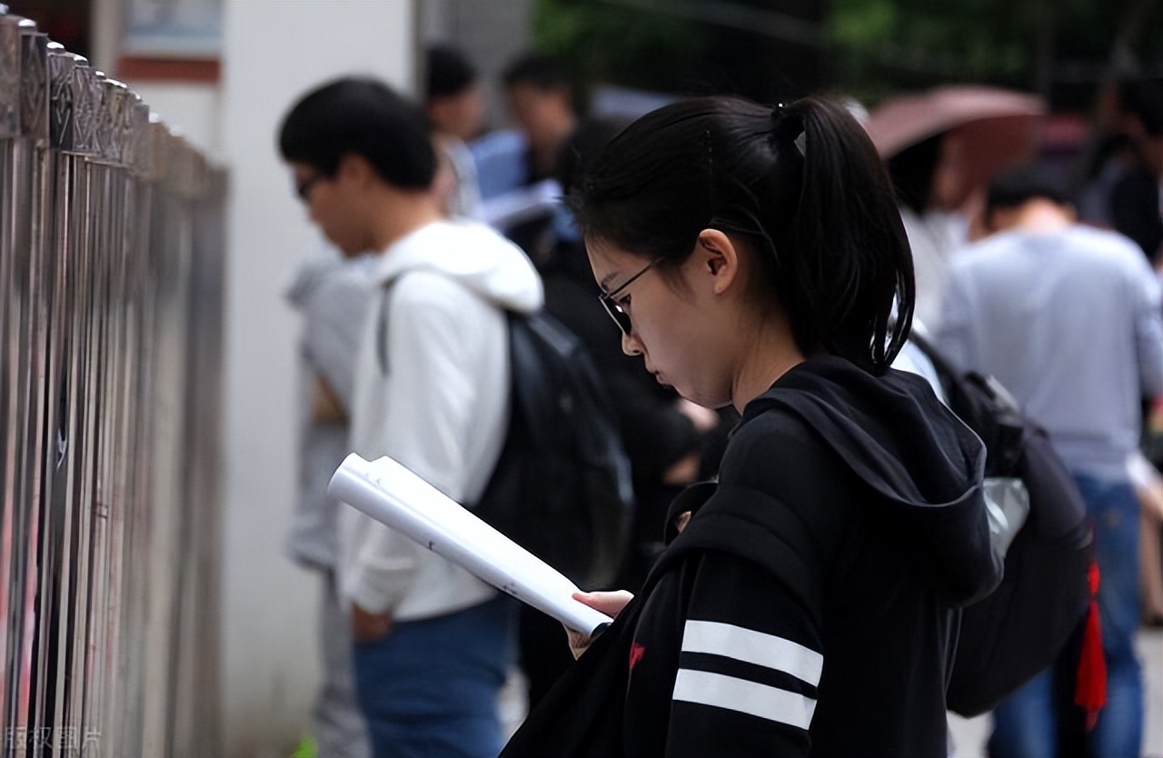 比省考更容易的三个公务员考试，能参加就能上岸？大批人符合捡漏