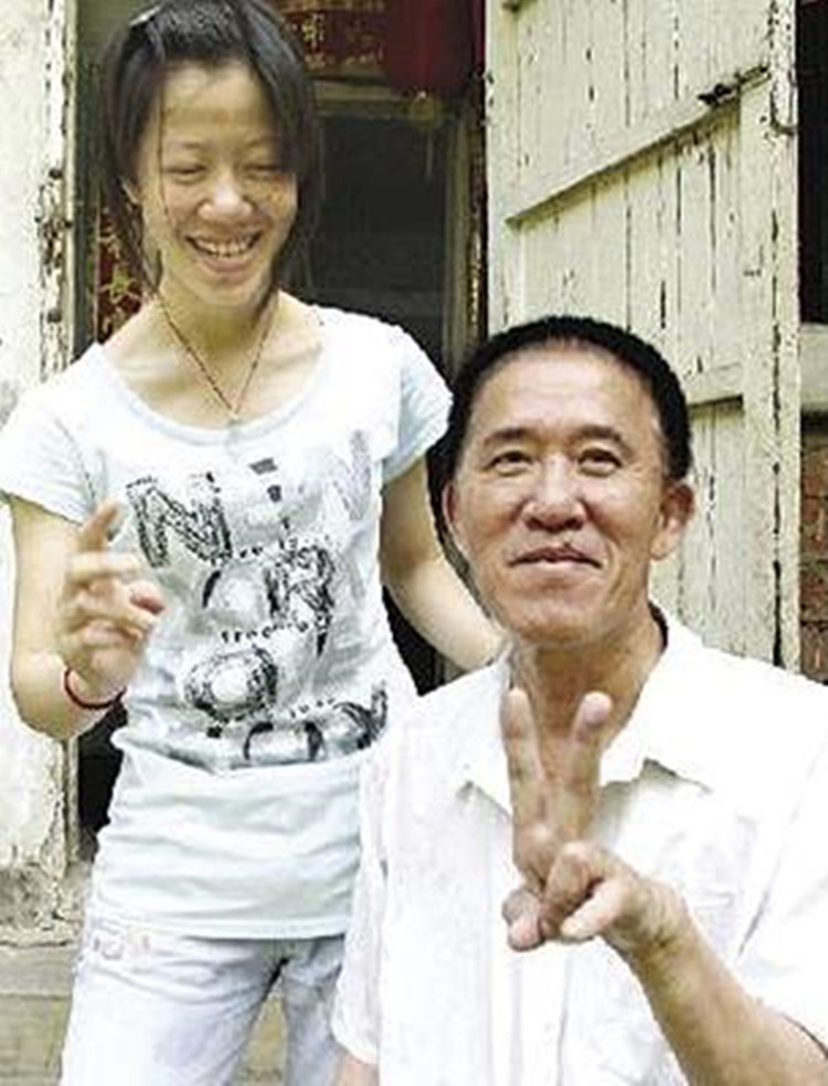 高考763分考上武大，背着瘫痪父亲上学的黄来女，后来怎么样了？