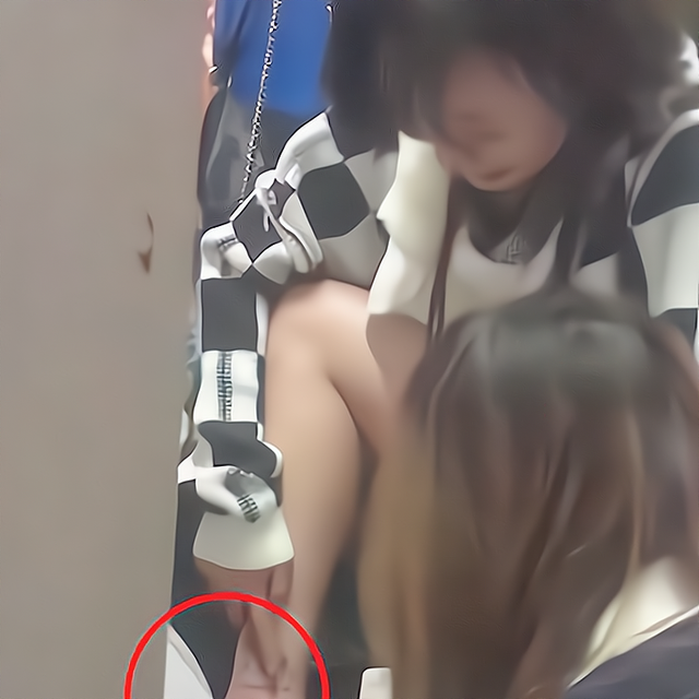 福建女大学生换衣服被蜇伤，舍友看着都心疼，腿上的纹身引争议