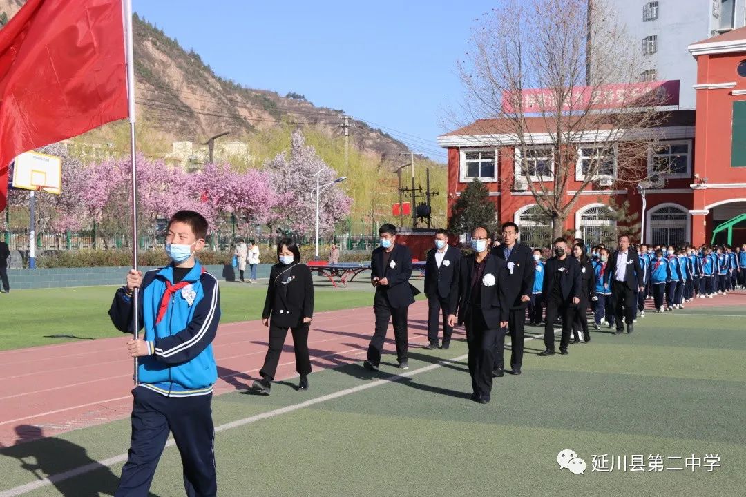 延川县第二中学清明节祭扫活动掠影(图12)