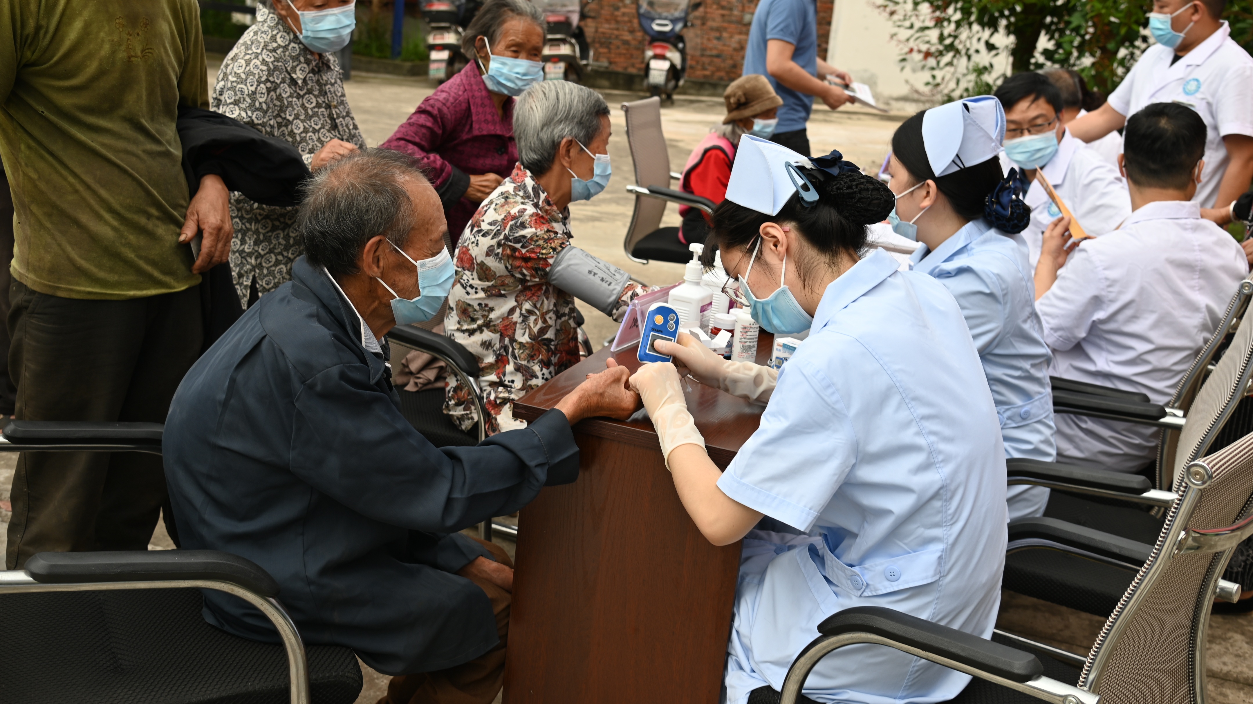 金堂县三医院组织开展我们的节日·端午志愿服务义诊活动