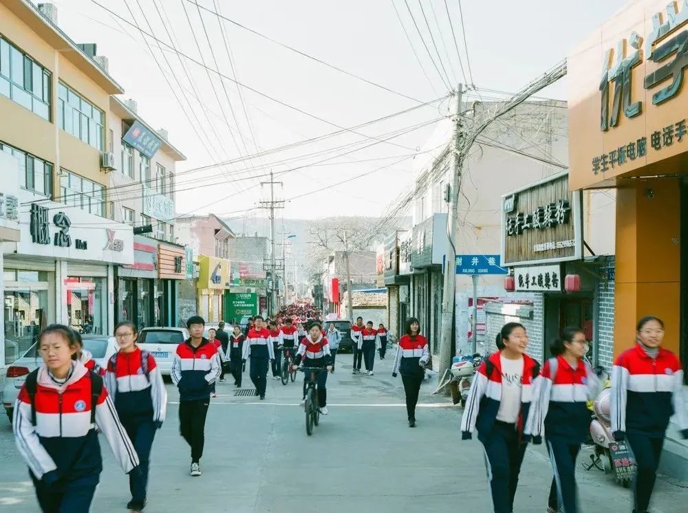 村民坐直升机去医院，全县免费医疗，中国这个小县太牛了