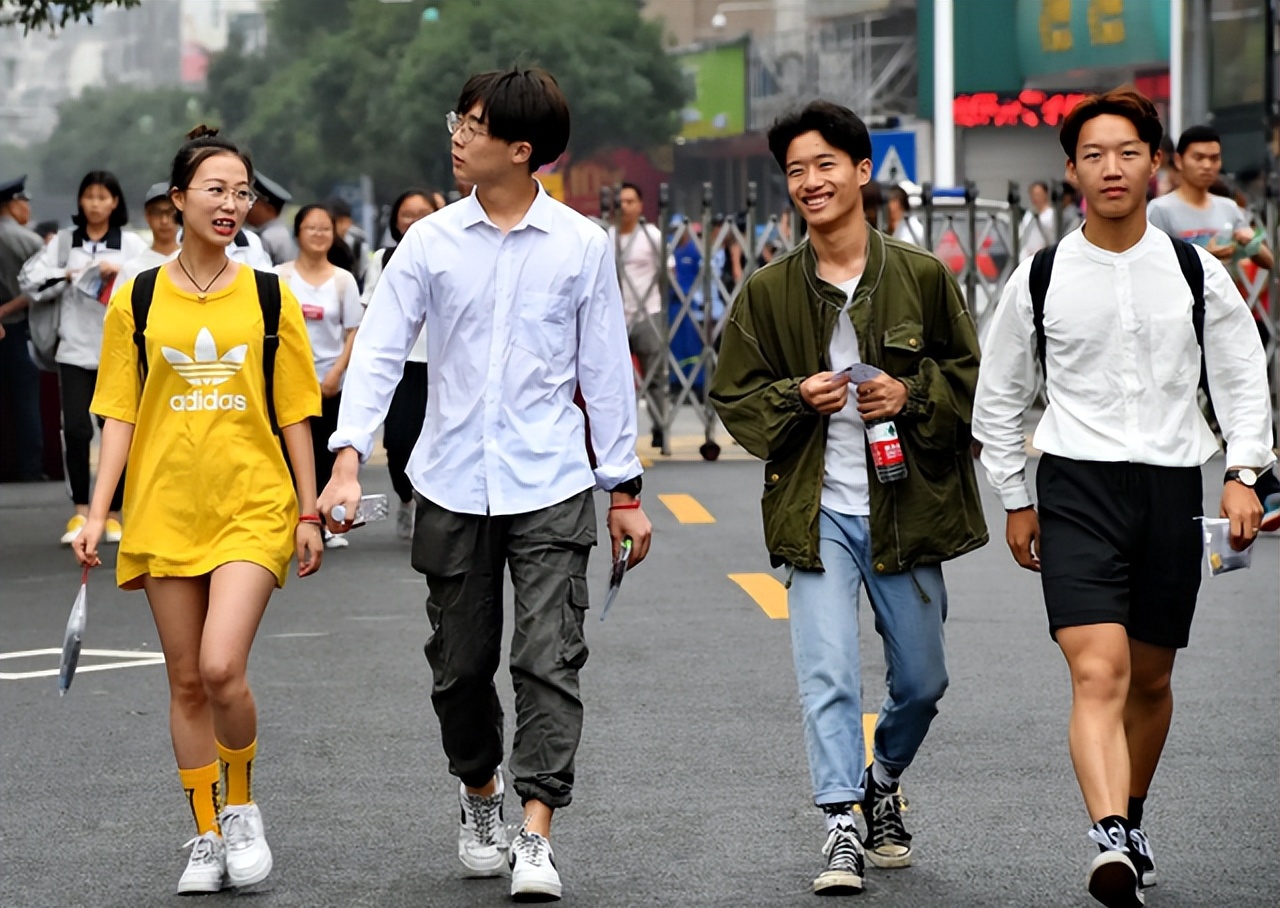 上海市发布通知，2022年高考延期一个月举行，考生“喜中含愁”