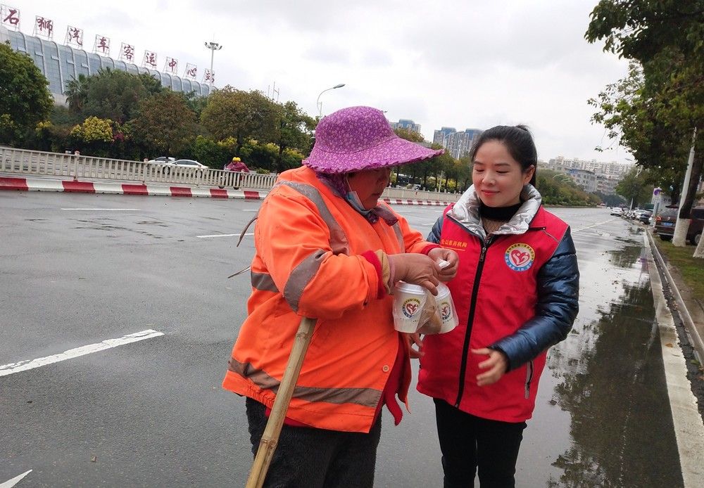 福建泉州：关爱环卫工·寒天送温暖