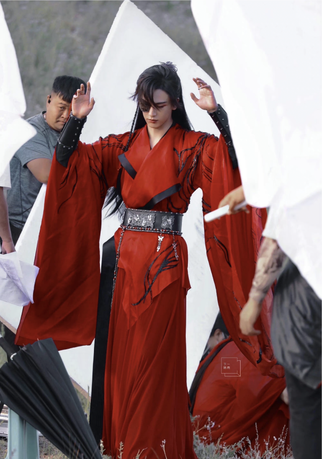 《天官赐福》爆出真人版路透，那么男主有花城和谢怜的感觉吗？