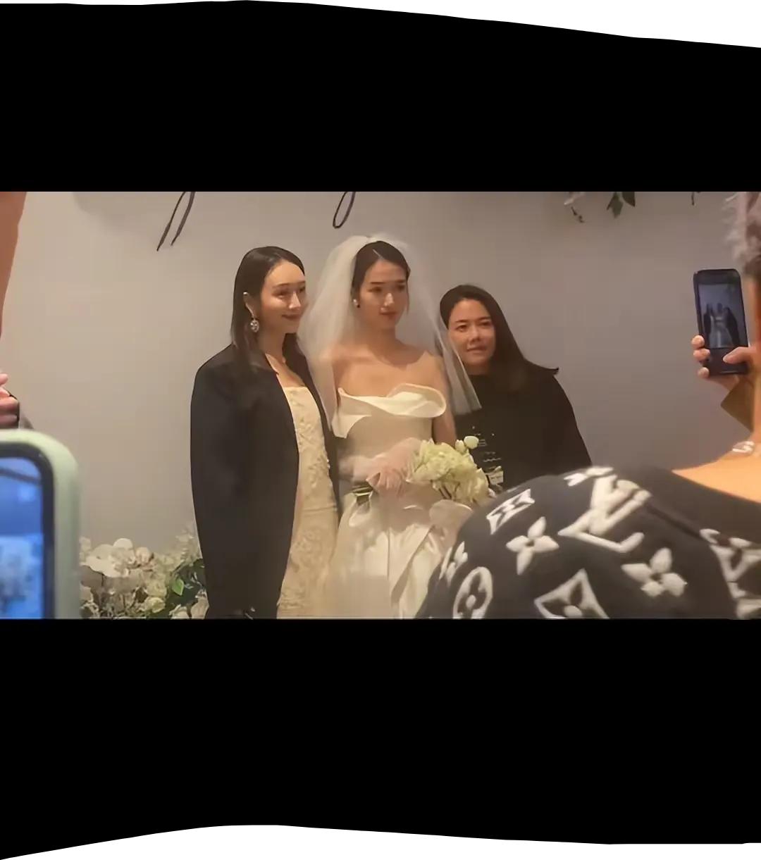 王鸥与德云社何九华，姐弟恋实锤，搂肩进入酒店，参加妹妹婚礼