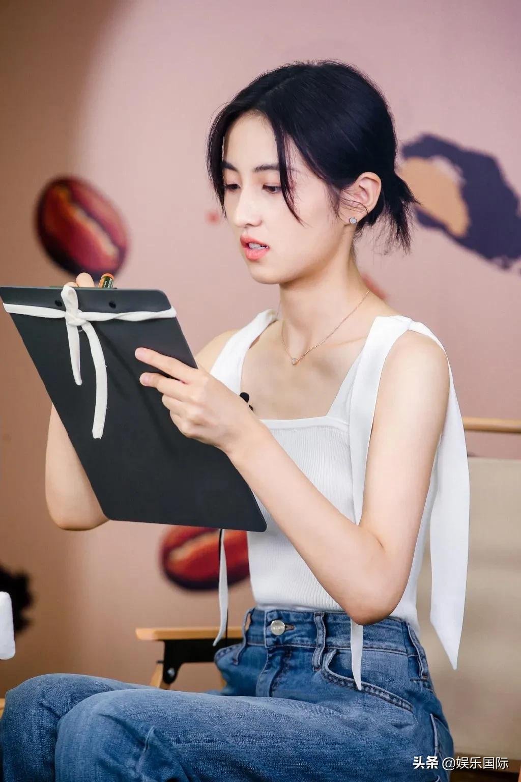 张子枫近照状态好 穿吊带双臂纤细锁骨明显