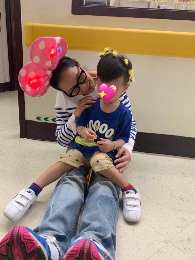 刘若英嘟嘴自拍，53岁还很纯真的漂亮，就算皱纹多也看着舒服的