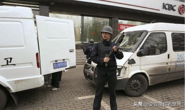 为啥群众不小心靠近了运钞车，却被押运员“大声呵斥”？