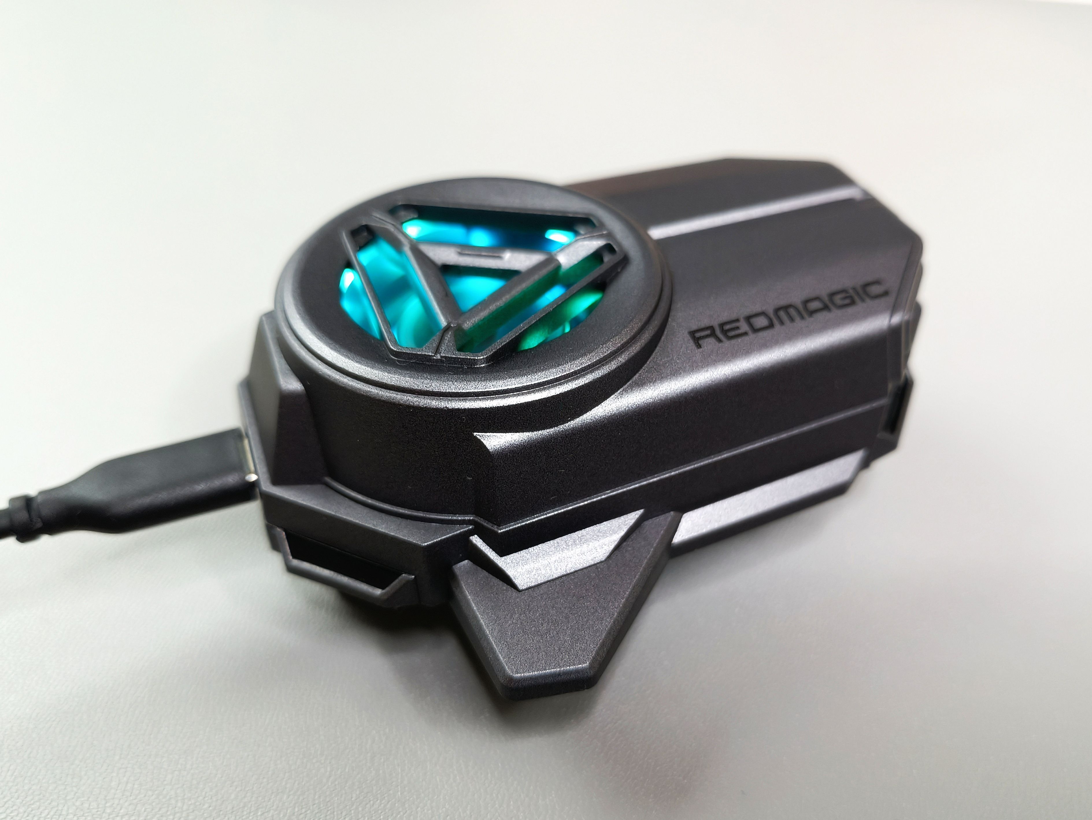 玩手游怕发热，红魔涡轮散热背夹带你飞起