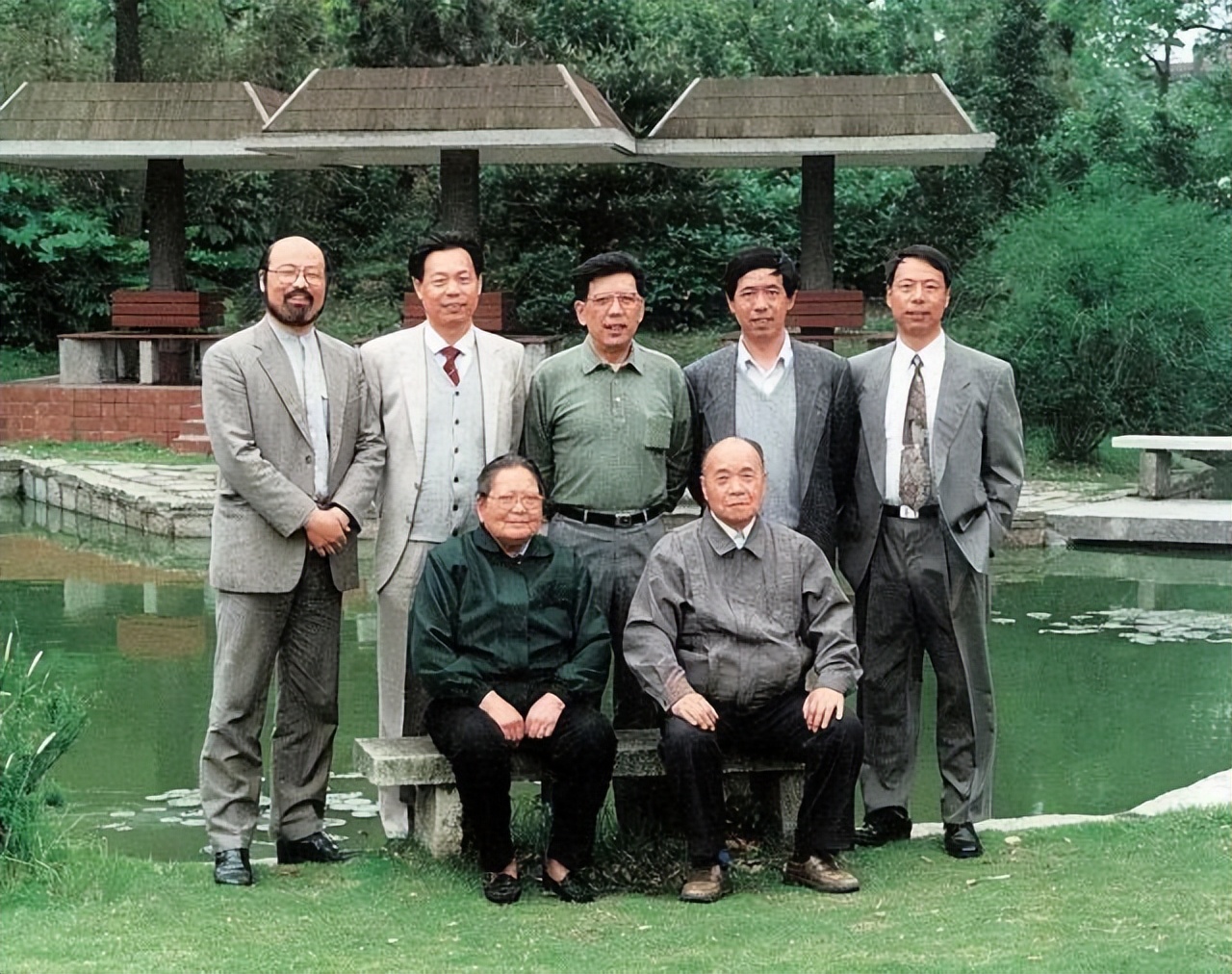 起底人教版“毒插画”教材背后的神秘大佬，及吕氏家族（上集）