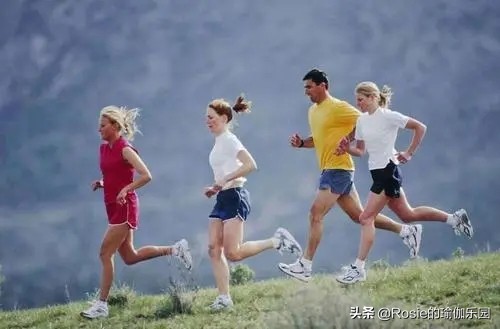 邓家佳长腿细腰性感迷人，如何抹平突出小腹，解锁同款S曲线？