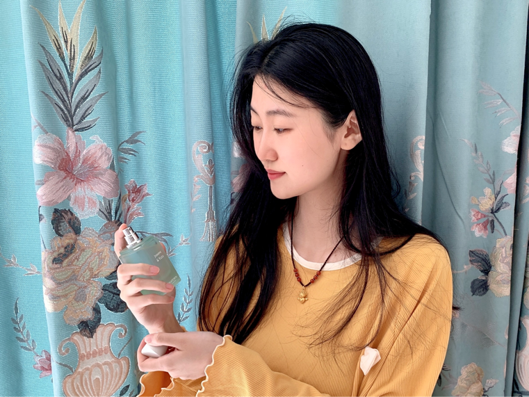 节日送给女生的礼物首选—-冰希黎大师系列茉莉白柚精粹香水