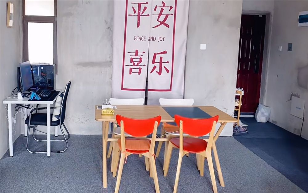 一对95后小情侣，为省钱不装修直接住毛坯房，网友：真的服气