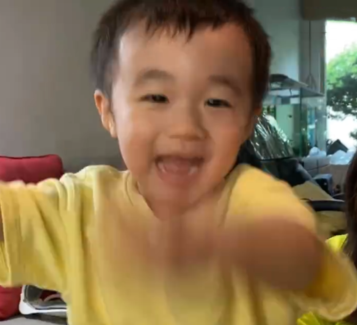 古巨基妻儿近照曝光，2岁儿子越长大越像老爸，为妈妈唱歌过节