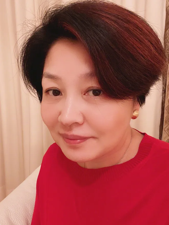 李咏的妻子哈文真挺会保养的，就算已经50多岁了，但仍爱赶时髦