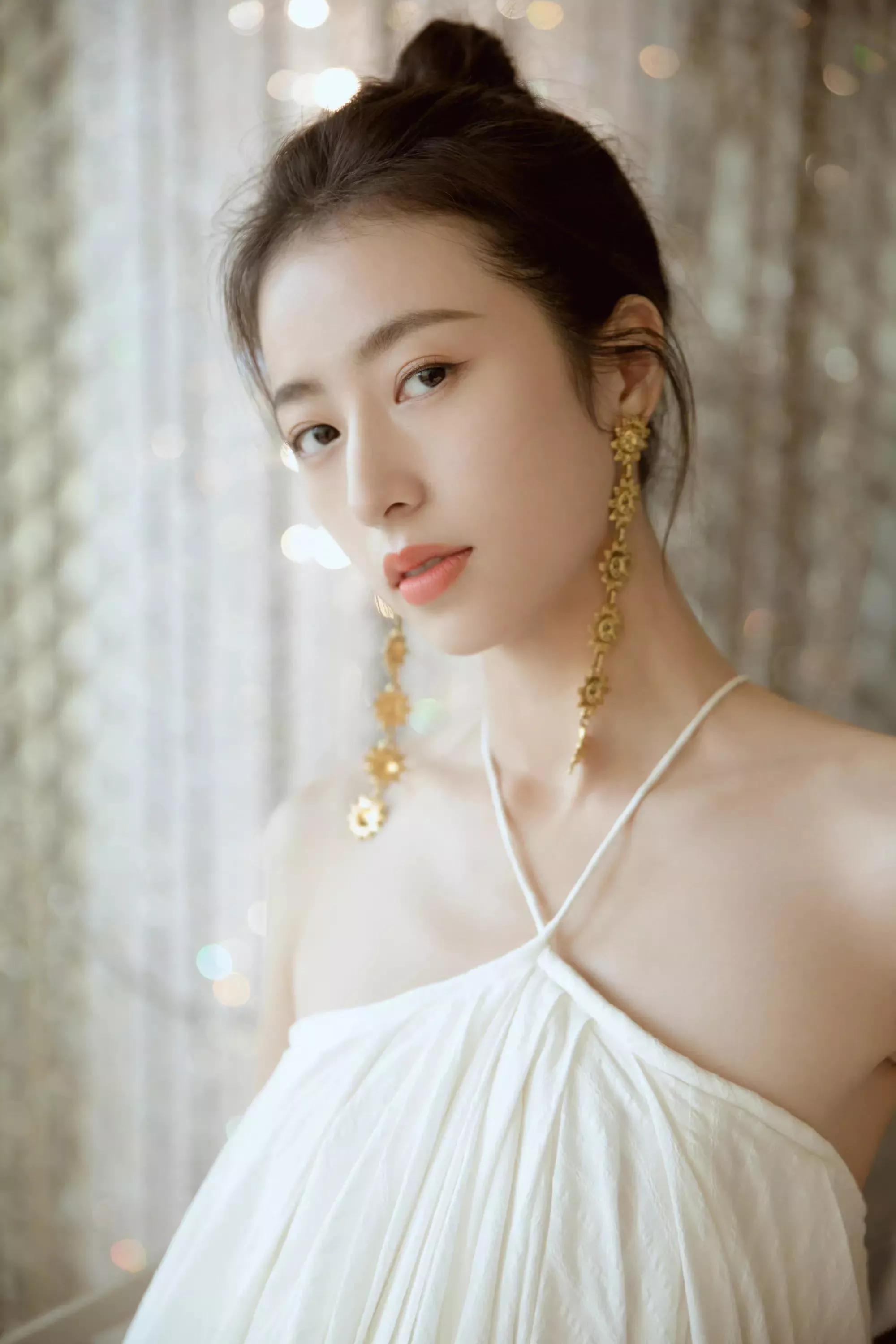 周雨彤：温婉大方，气质优雅，唯美迷人