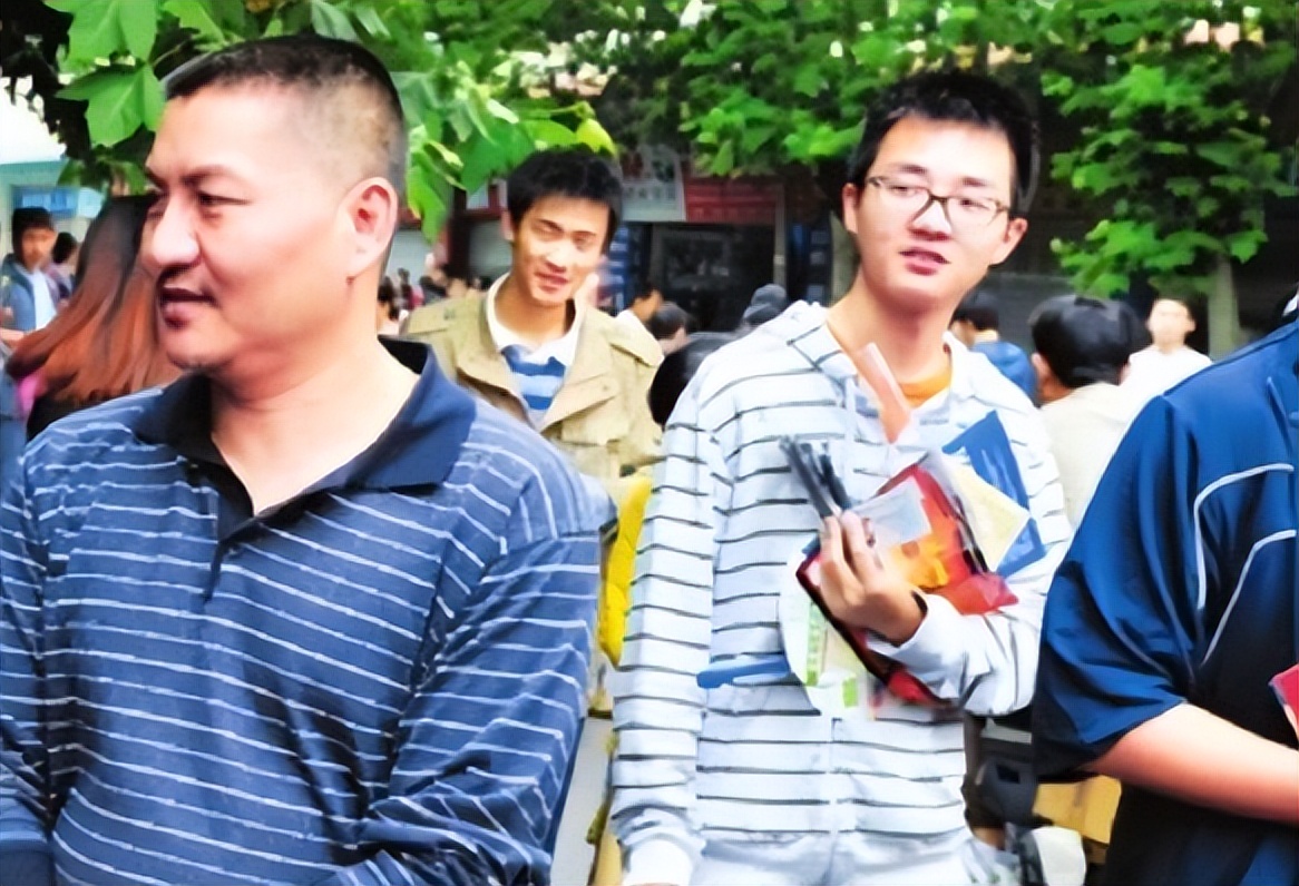 55岁大爷成“高考网红”，一心想考上四川大学，屡败屡战精神可嘉