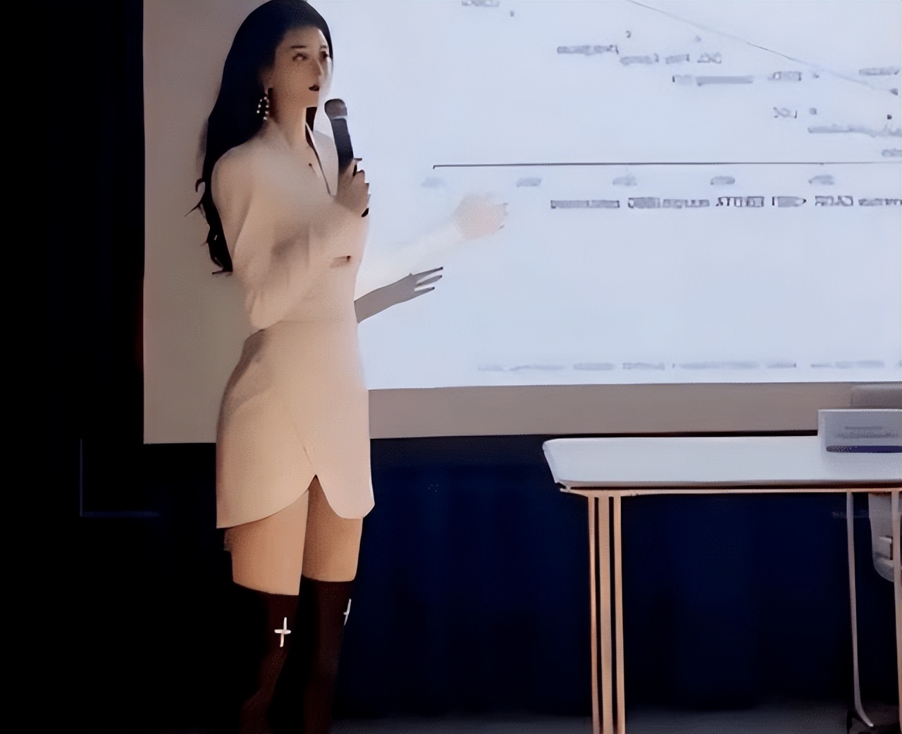 上海高校女老师走红，五官“科技感”十足，漂亮但令人不适