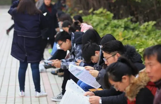 公务员考试不易，文科生却成“小能手”，这4个专业更能轻松上岸