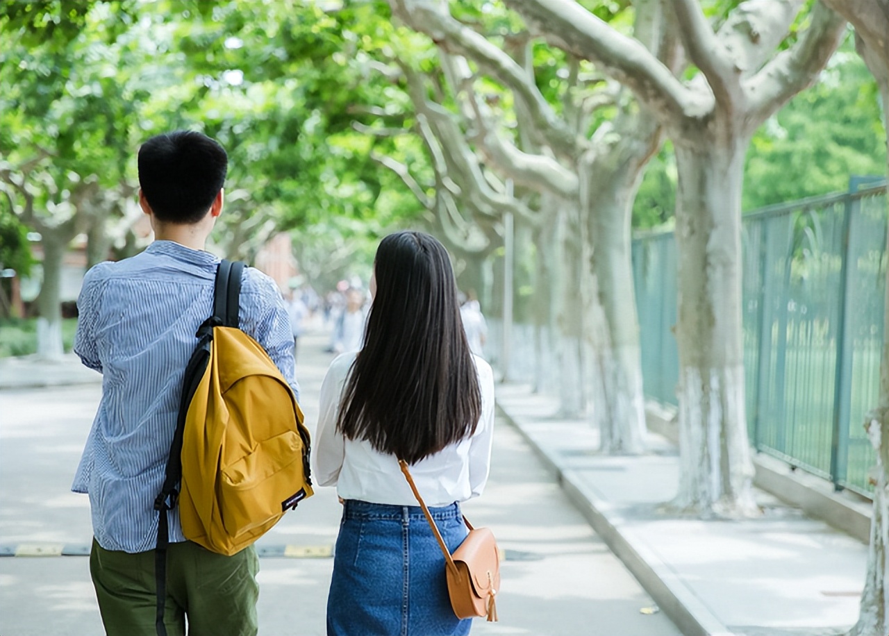 家长劝告儿子：“尽量在大学时找到对象”，原因是赤裸裸的现实