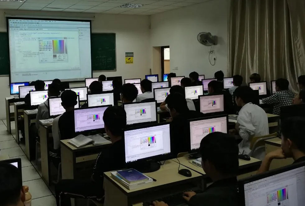 学生数学成绩若不好，就尽量避开这4个专业，否则就业或成难题