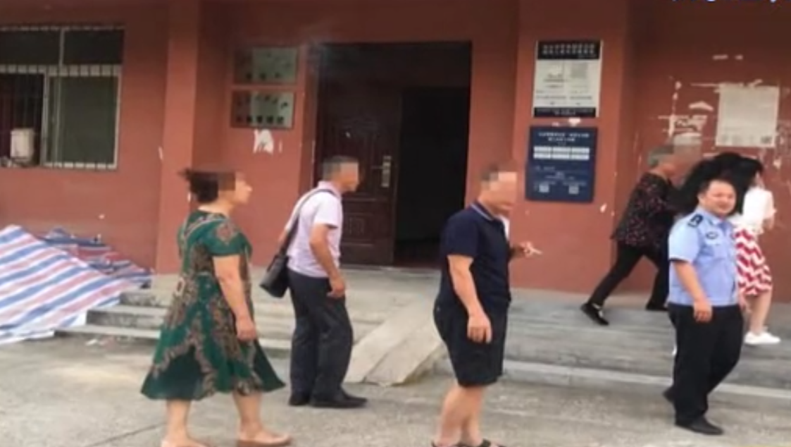 女大学生失踪12年后，她出现在母校废弃房……