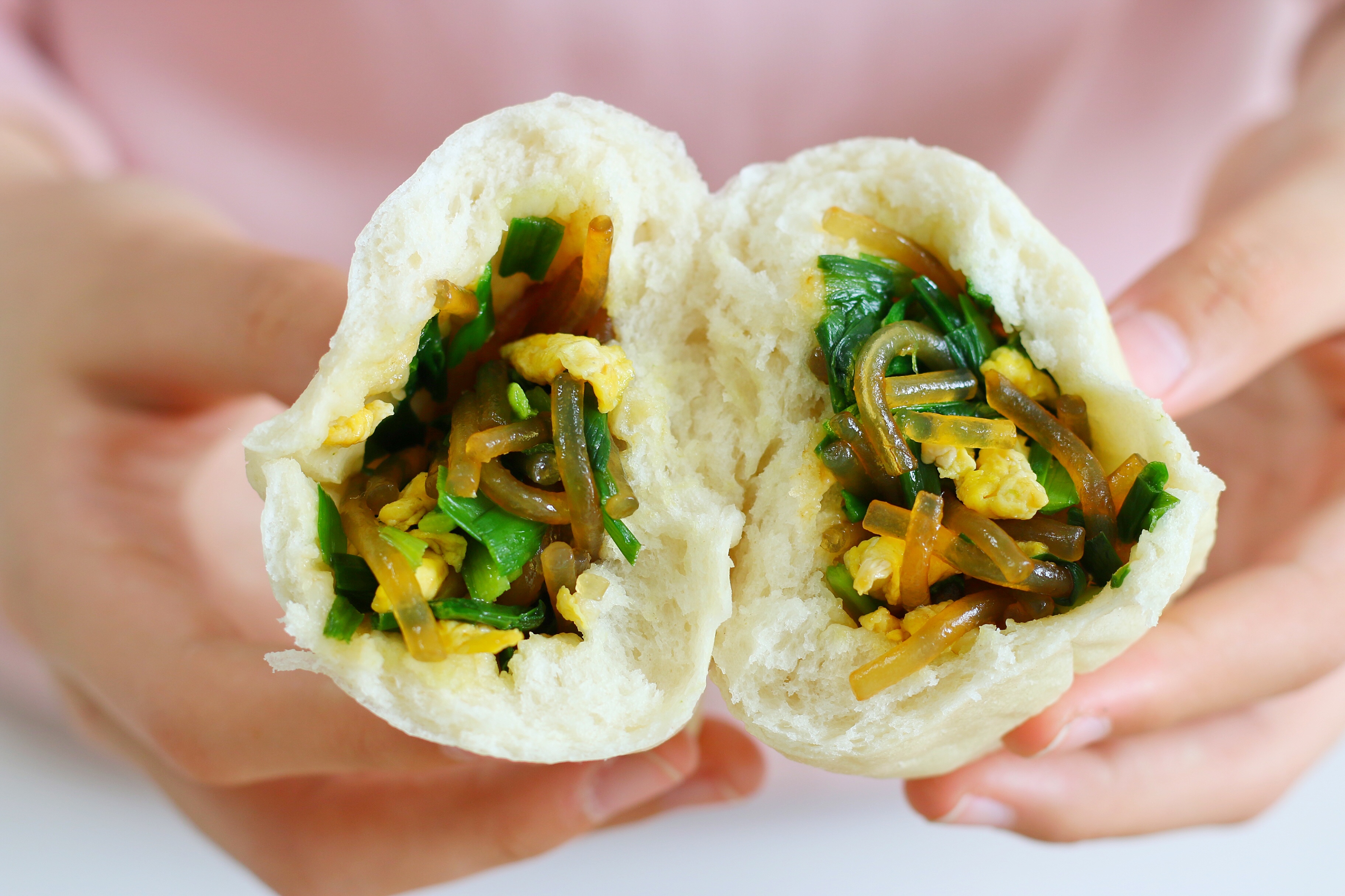 我以韭菜粉条鸡蛋素包为例,来教大家怎样蒸出皮儿软馅儿碧绿的韭菜