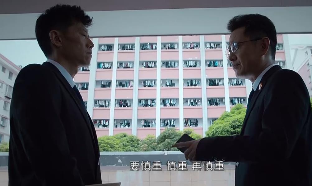 20集悬疑剧《庭外》首播质量高，10分钟入戏，连看2集不过瘾