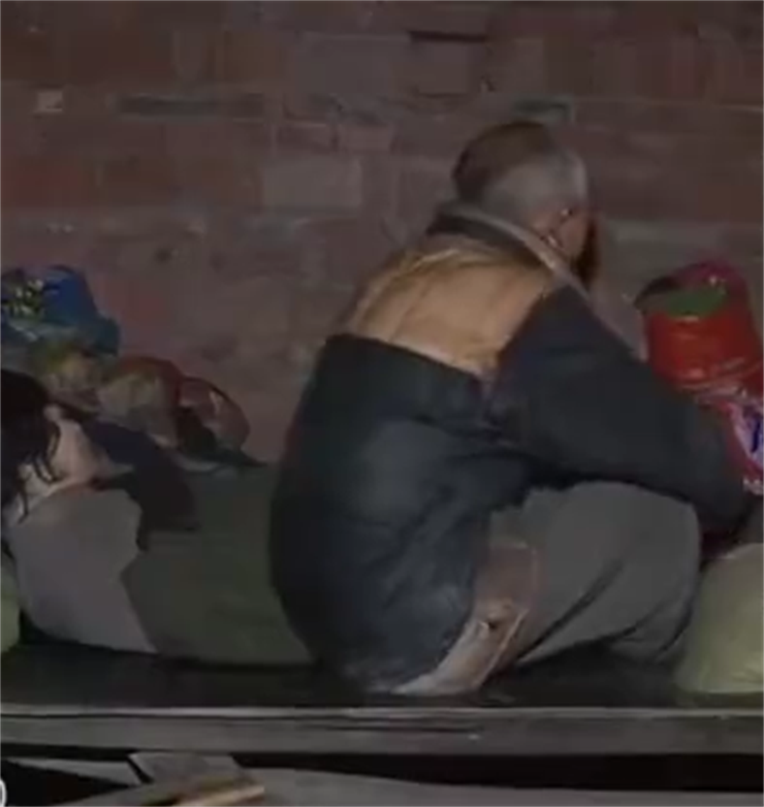 1995年的四川，老汉花120元买下女大学生，二人竟同住猪圈17年