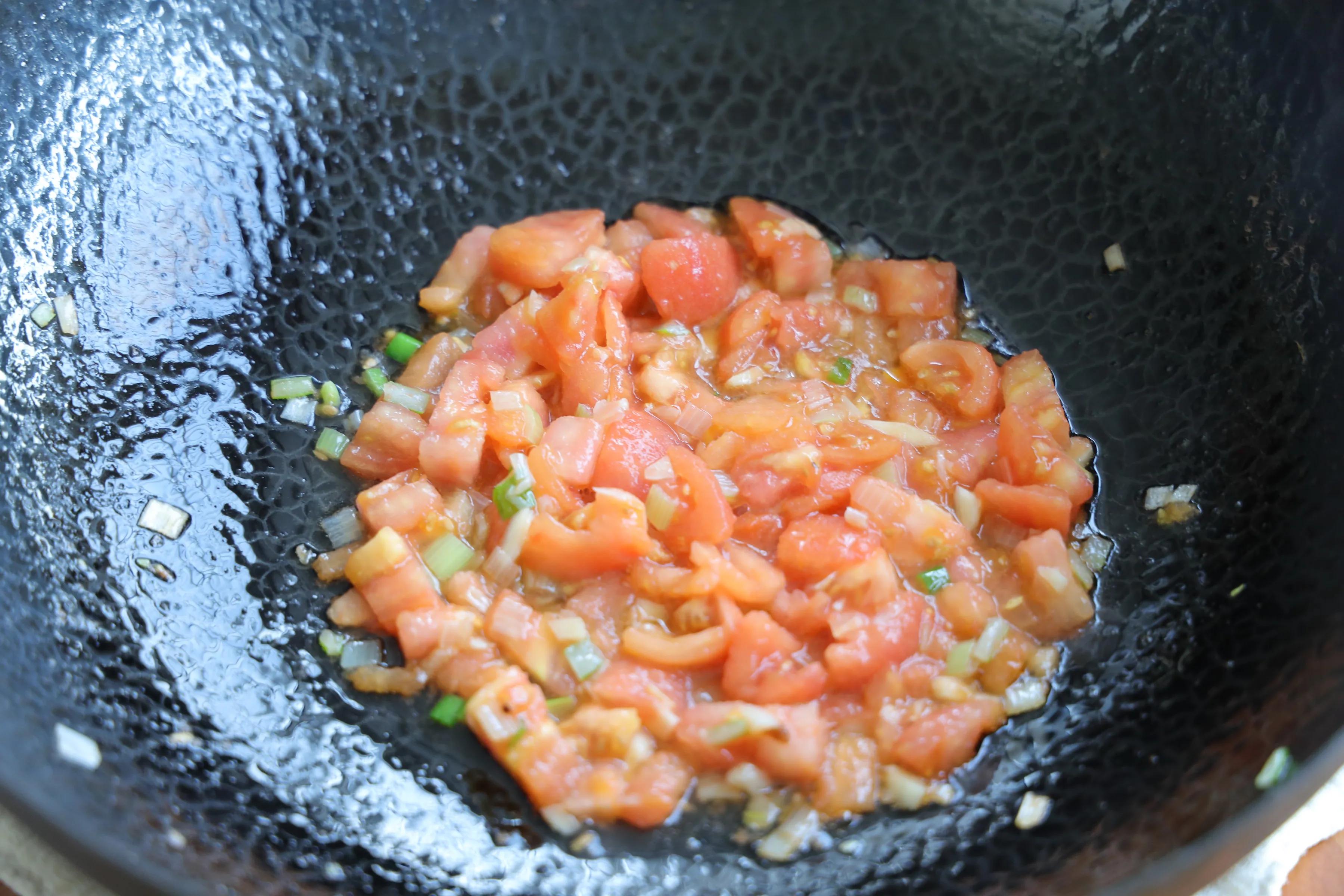 天气凉了，来一碗超鲜美的菌菇汤，全身暖呼呼不怕冷，做法超简单